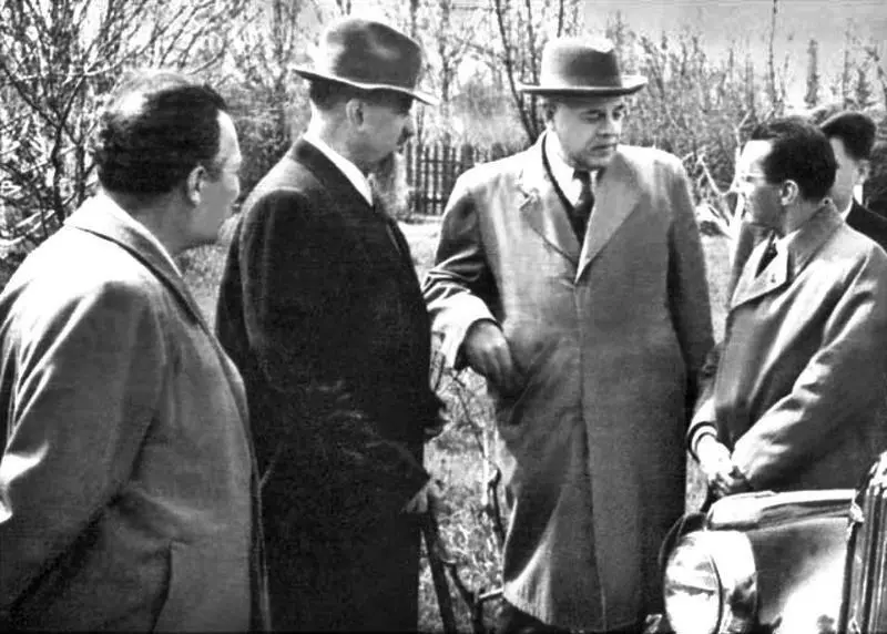 Жолио Кюри справа в гостях у ИВ Курчатова в Институте атомной энергии - фото 52