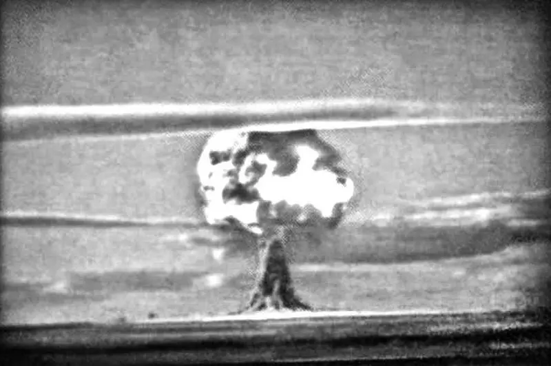 Таким увидели ядерный взрыв участники испытаний Это фотограф - фото 86