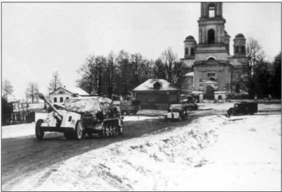 Немецкая колонна въезжает в СпасЗаулок В оперативной сводке 55 штаба 16й - фото 35