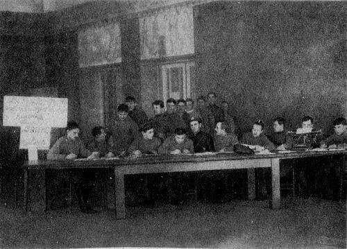 Запись добровольцев в Красную Армию 1918 г Первоначально армия - фото 4