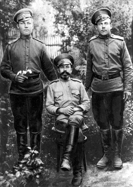 Солдат с цветочком Иван Конев В 1916м он стоял За веру царя и Отечество - фото 9