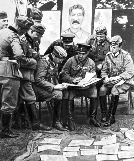 Гитлер и Ольга Чехова в центре Штирлиц отдыхает Май 1939 г Мы построили - фото 25