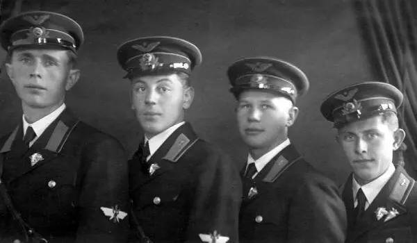 Выпускники Качинской военной школы летчиков 1940 год Второй слева лейтенант - фото 29