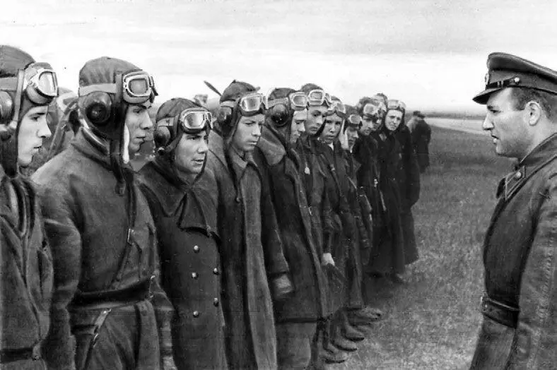 Борис Смирнов перед строем Тимур Фрунзе Погиб в январе сорок второго в - фото 35