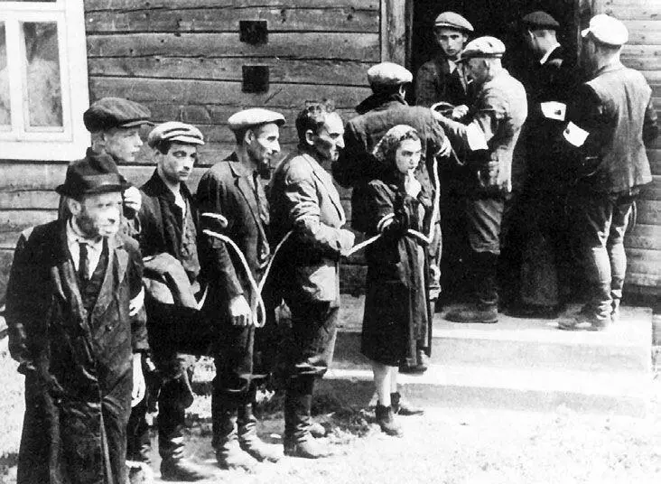 Литовская вспомогательная охрана евреев держала связанными веревкой Июль 1941 - фото 38
