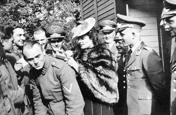 А это герои боев в небе Британии и Ольга Чехова Знаменитая русская актриса с - фото 43