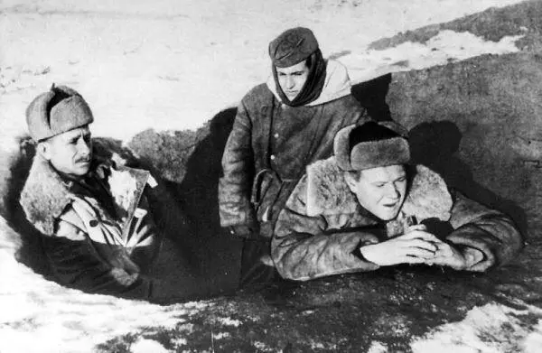 Вальтер Ульбрихт слева и Эрих Вайнерт призывают немецких солдат сдаваться в - фото 44