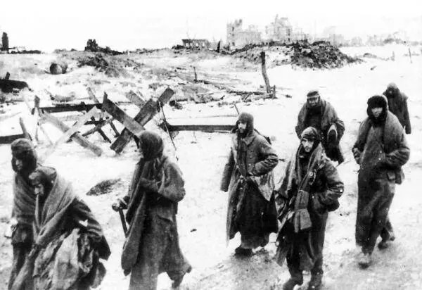 Но к февралю 1943го в плену оказалось свыше 90000 человек Допрос - фото 46