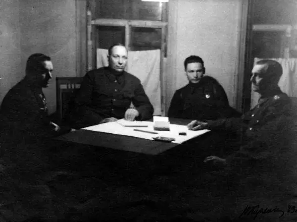 Допрос фельдмаршала Паулюса Он справа К К Рокоссовский Н Н Воронов и - фото 47