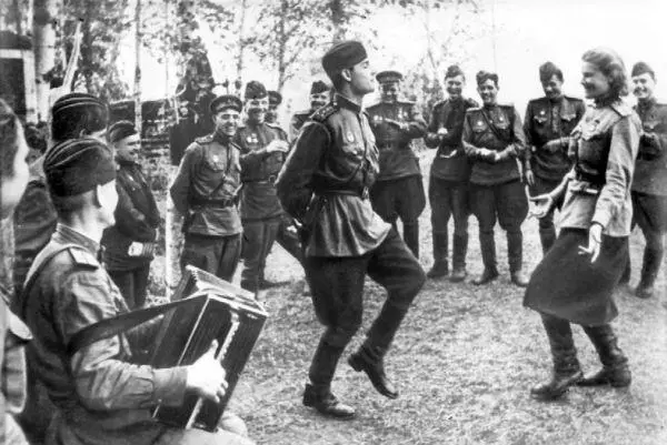 Клава Блинова тоже воевала на истребителях С этим лихим танцором попала в - фото 52