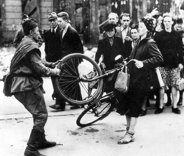 Отдай трофею Раздача хлеба немцам Начало мая 1945 г Постановление - фото 58