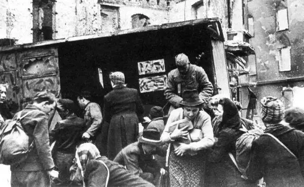 Раздача хлеба немцам Начало мая 1945 г Постановление Военного совета 1го - фото 59