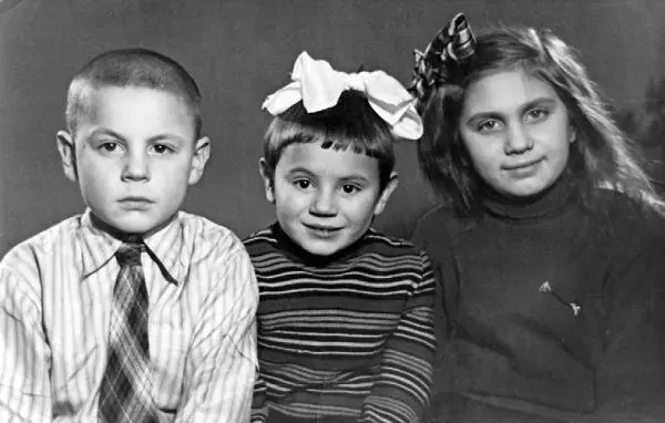 Лина Надя и Саша справа налево их дети Чада мои возлюбленные вам надо - фото 64