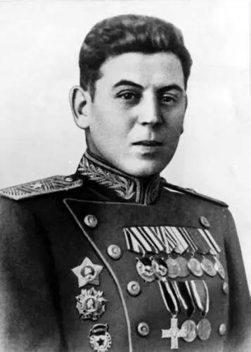 На этом снимке Василий Сталин в парадной форме Здесь он с детьми Капа - фото 67
