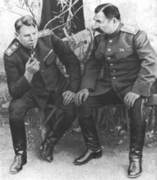 А М Василевский и С М Буденный 1943 г На КП 4го Украинского фронта - фото 4