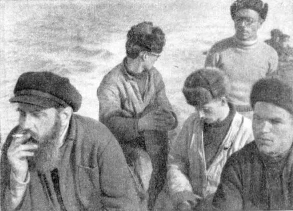 В шлюпке на Северную Землю Слева О Ю Шмидт Стоит Г А Ушаков - фото 23