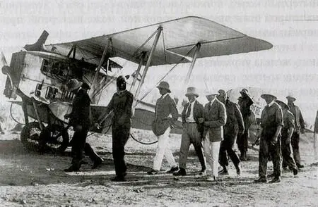 Самолет Aéropostale линии Тулуза Дакар Пилот опирающийся о крыло - фото 16