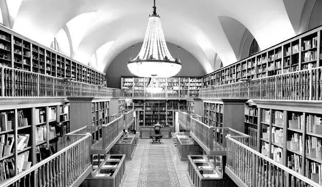 Иван Андреевич Крылов четверть века отдал библиотеке он жил рядом в маленьком - фото 15