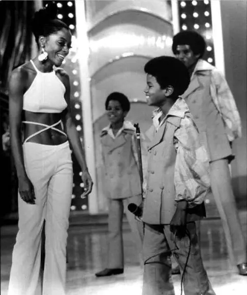 Jackson 5 с Дайаной Росс на репетиции 1970е гг Вот уже месяц Майкл не - фото 12