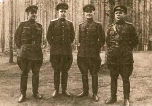 Военный совет СевероЗападного фронта слева направо генералы И К Смирнов - фото 14