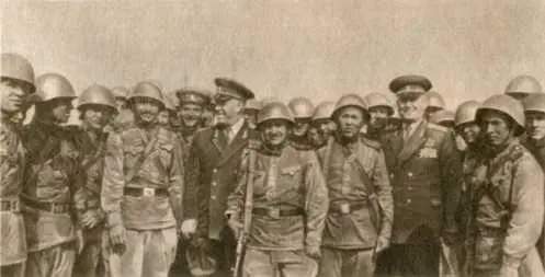 Маршалы Советского Союза Г К Жуков и И С Конев среди артиллеристов Както - фото 18