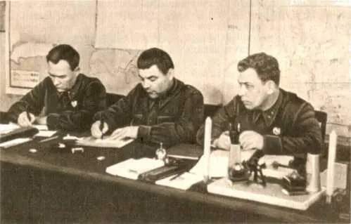 Командование Южного фронта слева направо дивизионный комиссар И И Ларин - фото 26