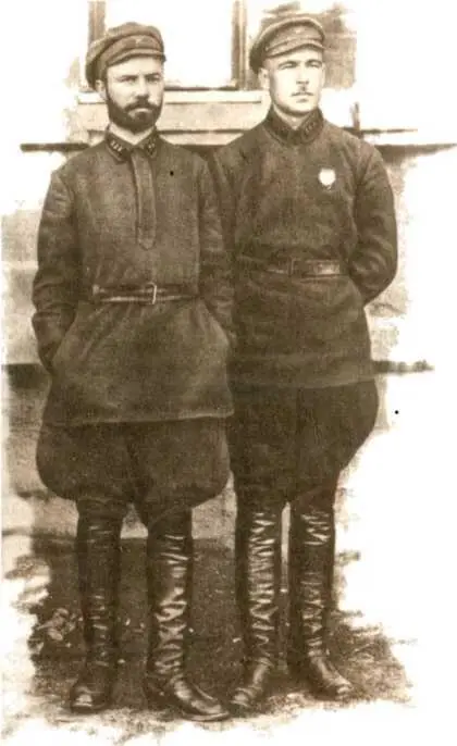 Л А Говоров и комиссар полка Брикульс Одесса 1925 г Но Леонид - фото 29