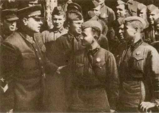 Генерал армии К А Мерецков беседует с бойцами и командирами 1942 г Учились - фото 40