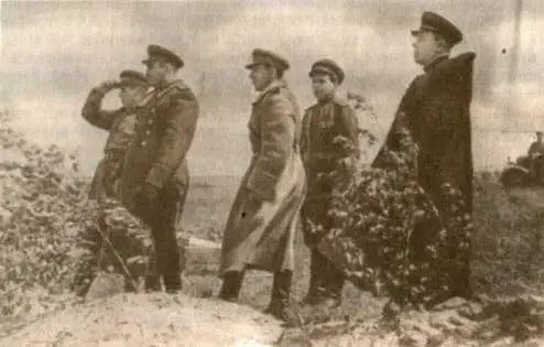 И X Баграмян наблюдает за полем боя 1943 г Новые обязанности новые - фото 46
