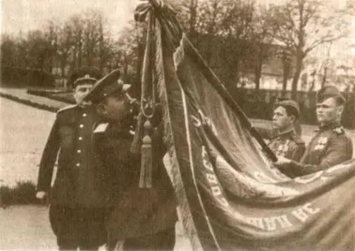 Генерал армии И X Баграмян вручает орден Суворова II степени 2му - фото 48