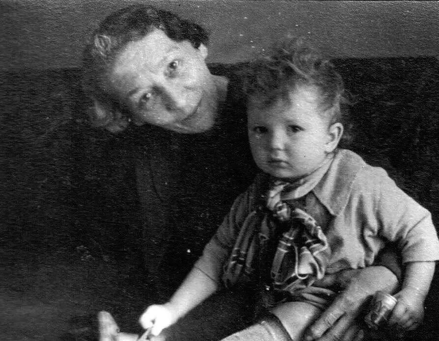 С бабушкой Фамилия Лаврова досталась ей случайно Педагоги Школыстудии МХАТ - фото 111