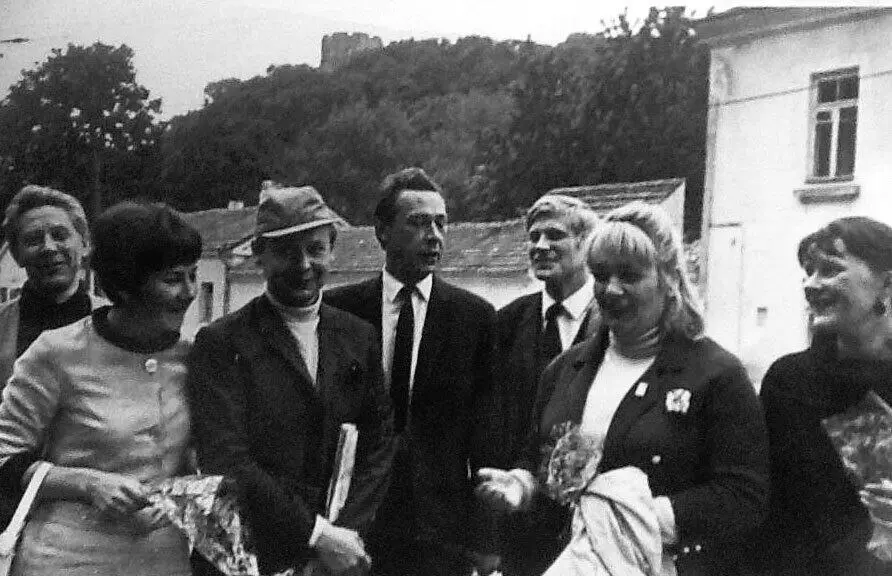 С артистами театра Современник Олегом Табаковым Олегом Ефремовым Галиной - фото 126