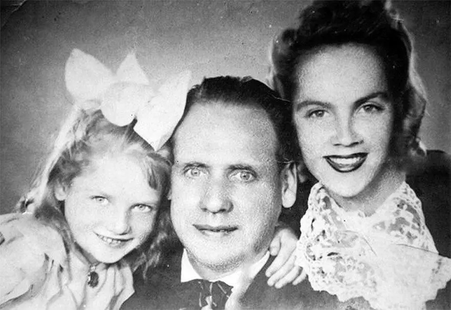 Наталья Кустинская с родителями И все же она мечтала о карьере актрисы С - фото 141