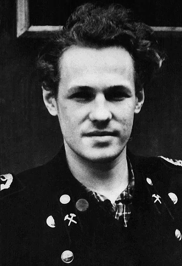Студент МГРИ Олег Куваев в форменном мундире 1950е С однокурсниками Куваев - фото 6
