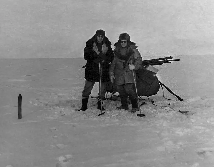 С другом Альбертом Калининым слева Остров Айон 1962 В торосах Чукотка - фото 22