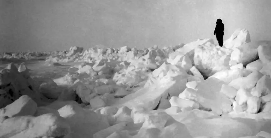 В торосах Чукотка начало 1960х Олег Куваев слева учится управлять - фото 23