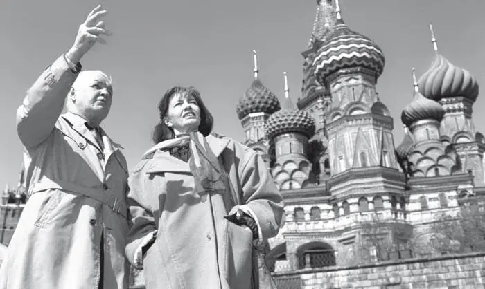 Евгений Иванов и Кристина Килер в Москве май 1993 г Кристина жила одна в этом - фото 39