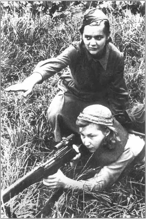 Русские амазонки Женщины на войне На крышах блокадного Ленинграда Можно - фото 15