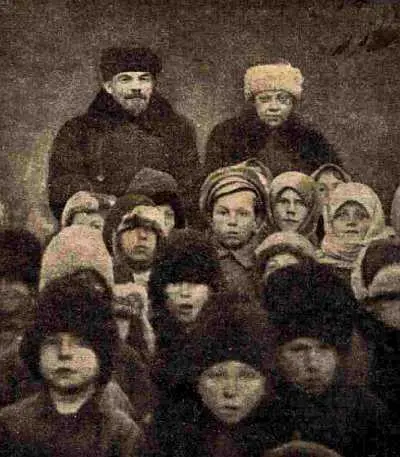 В И Ленин и Н К Крупская среди детей д Кашина Московской области в 1920 - фото 3