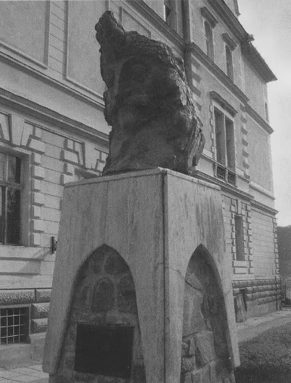 Памятник Дракуле в Сигишоаре Портреты Влада Дракулы и его жены в их - фото 4