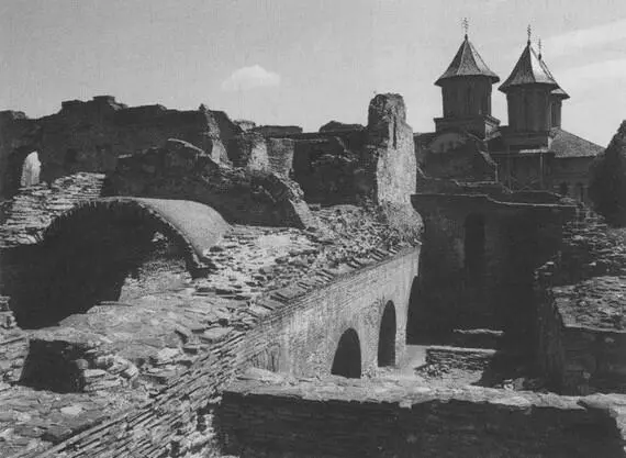 Развалины дворца Дракулы в Тырговиште Башня Киндия с которой господарь - фото 11
