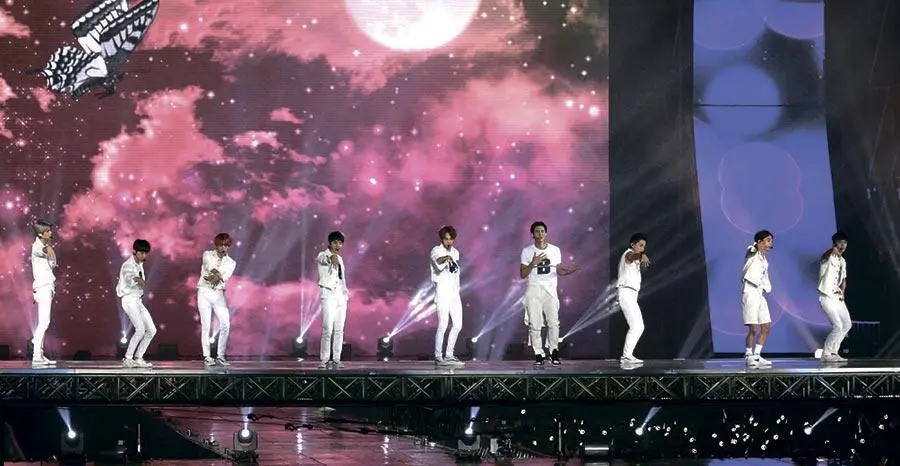 EXO на сцене в Gocheok Sky Dome Сеула Южная Корея во время выступления EXO - фото 67