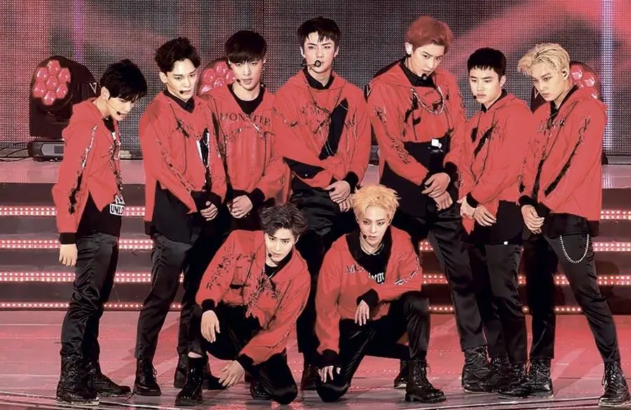 EXO исполняют Monster на SBS KPop Super Concert в Сувоне Южная Корея июнь - фото 69