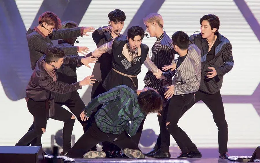 EXO исполняют Monster на MBC Korean Music Wave в Сеуле Южная Корея октябрь - фото 70