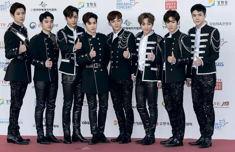 EXO позируют перед выступлением Dream Concert в Сеуле Южная Корея июнь 2017 - фото 71