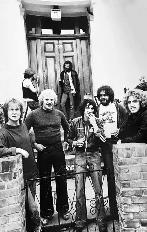 Старые моды у клуба Goldhawk 1977 Слева направо Ян Муди Томми Шелли - фото 25