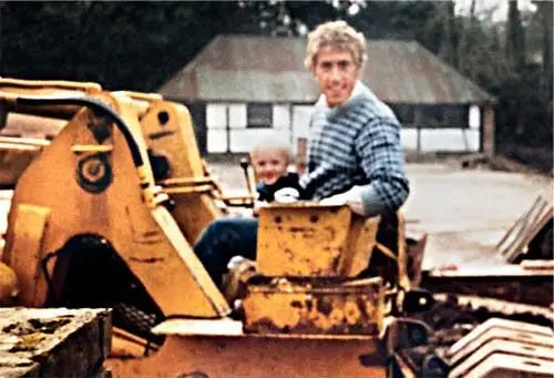 Устроил двухгодовалому Джейми урок по управлению бульдозером 1983 - фото 32