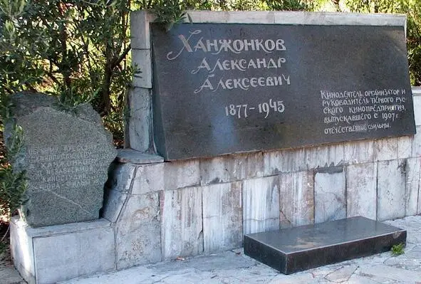 Его память увековечена скульптурными композициями В Макеевке памятником - фото 44
