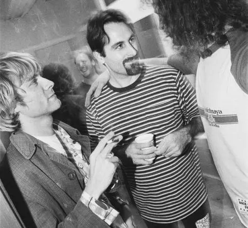 Курт Кобейн менеджер Nirvana и Sonic Youth Джон Сильва и басист Mudhoney - фото 44
