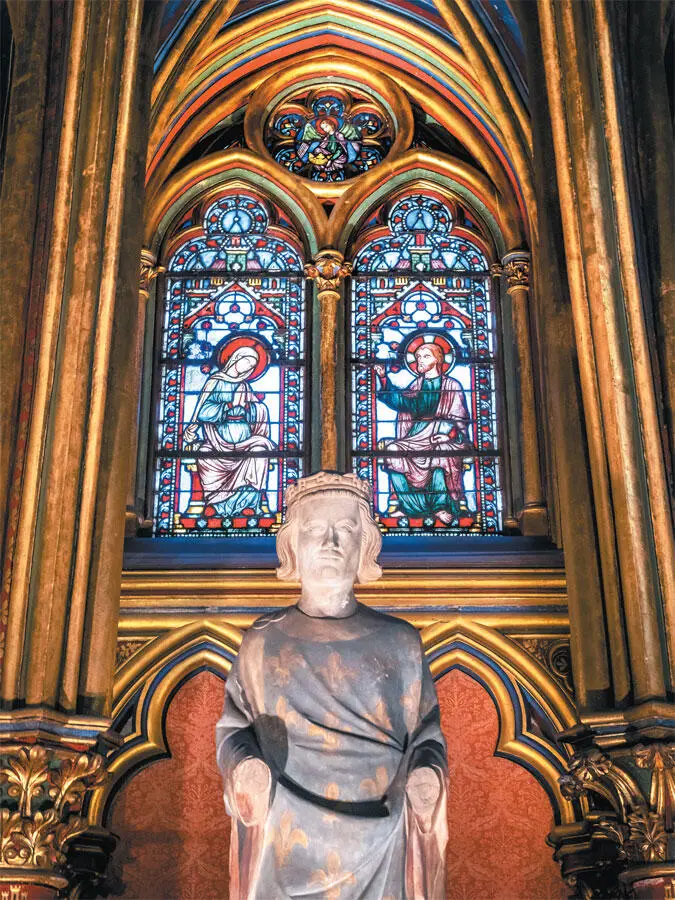 Статуя короля Людовика IX Святого в часовне СентШапель Париж Франция - фото 7